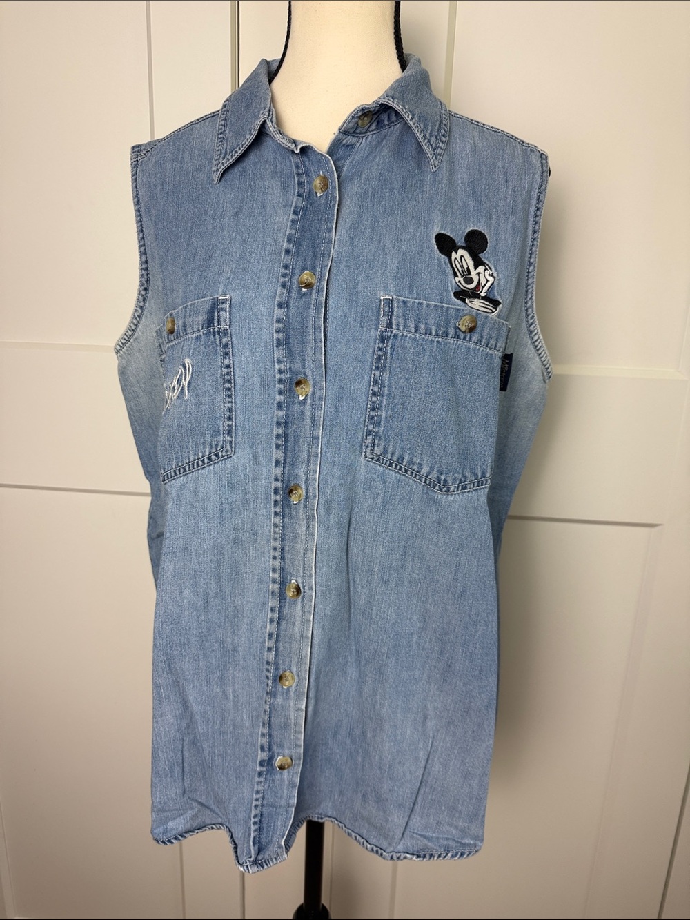 Vintage Mickey Unlimited 90s women’s sleeveless button down shirt embroidered L
